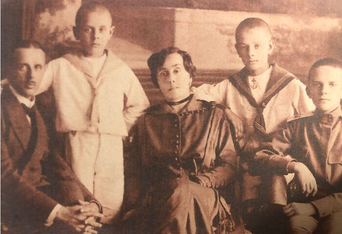 Сташевский с семьей в Белграде, 1930-е. Фото впервые опубликованы на сайте «Русская Сербия»