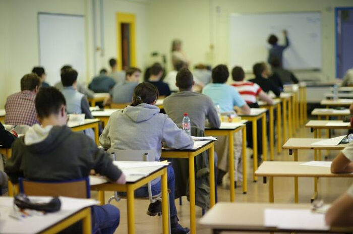 Учащиеся сидят в классе средней школы. Фото: Рейтер/Stephane Mahe