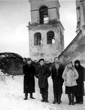 Έτος 1943. Δίπλα στον καθεδρικό ναό της Ιεραποστολής. Ο Ποτσανίνοφ τρίτος από τα αριστερά
