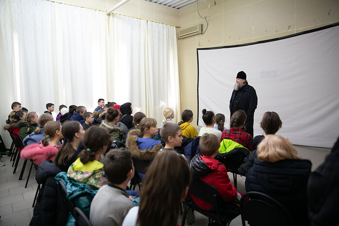 Глава Донской митрополии встретился с детьми, эвакуированными с территории Донбасса