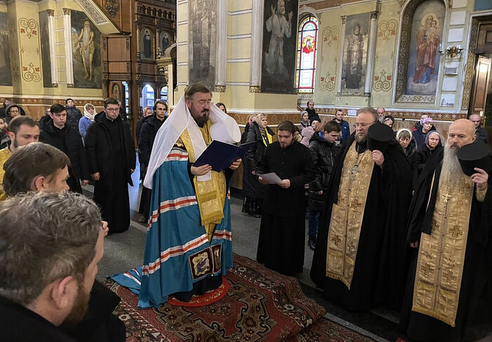 В храмах Харькова продолжают совершаться богослужения