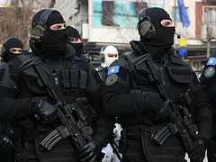 Εισβολή της αστυνομίας των Κοσοβάρων σε σπίτια και δημοτικό κτήριο Σέρβων στο Κοσσυφοπέδιο