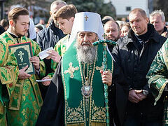 Metropolitan Onuphry leads procession and prayers for peace at Kiev Caves Lavra (+VIDEO)