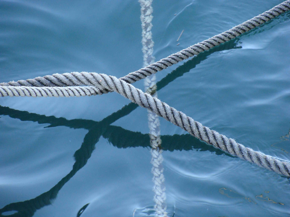Mooring ropes in Bueu have the same effect.