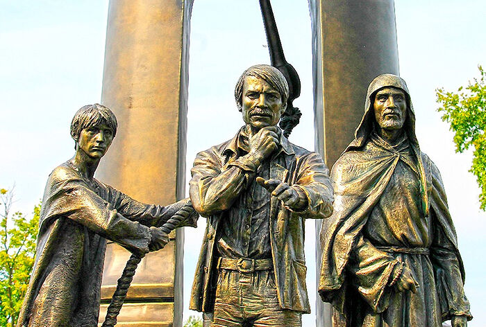Памятник Андрею Тарковскому и героям его фильма «Андрей Рублев»