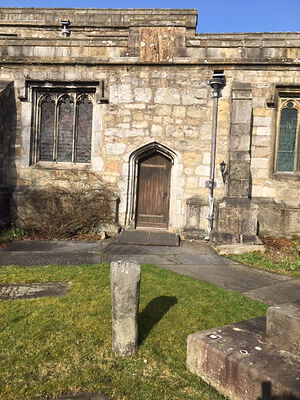Древко креста на кладбище церкви Св. Алькельды в Гиглсуике, Северный Йоркшир (любезно предоставила - Kathleen Kinder)