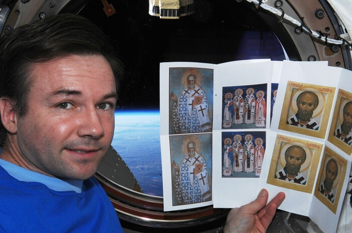 Commander of a space mission team Yury Lonchakov took icons of St. Nicholas with him on board the ISS