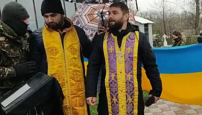 «Κληρικοί» της Ορθόδοξης Εκκλησίας της Ουκρανίας (ΟΕΟ) στον ναό του χωριού Μιχάλτσα τον οποίον είχαν καταλάβει. Φωτογραφία: t.me/orthobuk