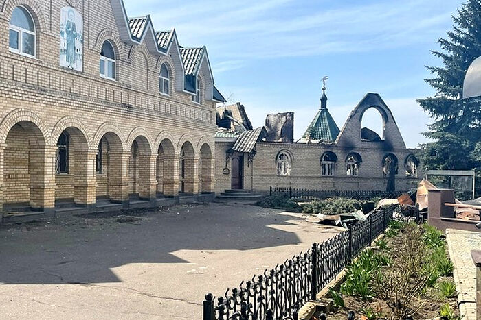 В Николо-Васильевский монастырь на Донбассе привезли гуманитарную помощь