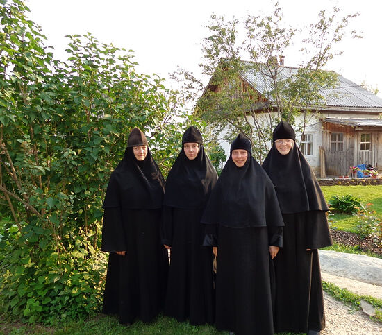 Οι αδελφές της Ιεράς Μονής του Καζάν και αγίου Τρύφωνα. Δεύτερη από αριστερά η μοναχή Σεραφείμη.