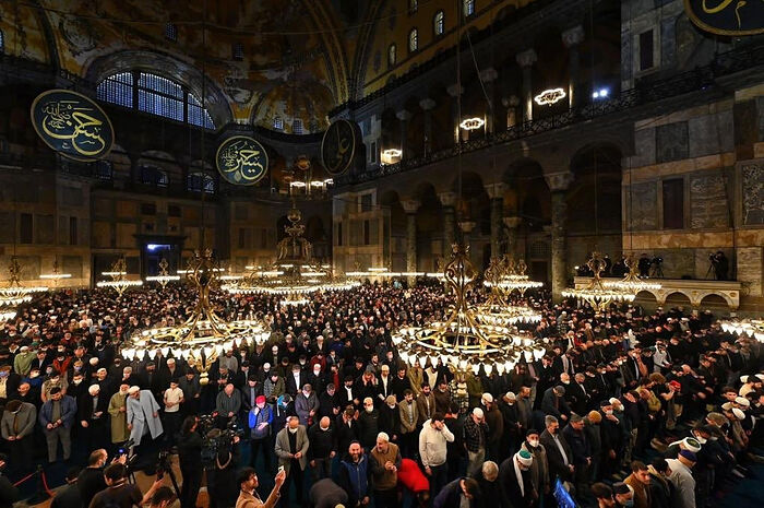 Первая ночь месяца Рамадан в Большой мечети Айя-София в Стамбуле. 1 апреля 2022 г. Фото: DHA