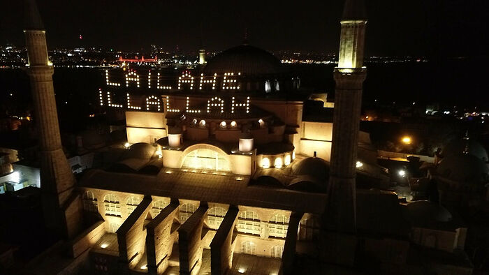 Надпись «Нет Бога, кроме Аллаха» на Большой мечети Айя-София в Стамбуле. 1 апреля 2022 г. Фото: DHA