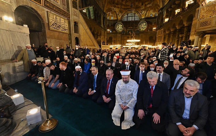 Профессор Али Эрбаш. Большая мечеть Айя-София в Стамбуле 1 апреля 2022 г. Фото: DHA