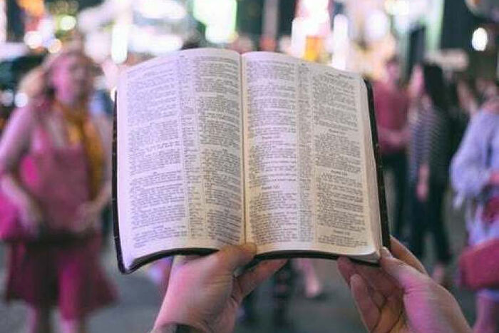 Регулярно читающих Библию американцев стало рекордно мало (опрос)