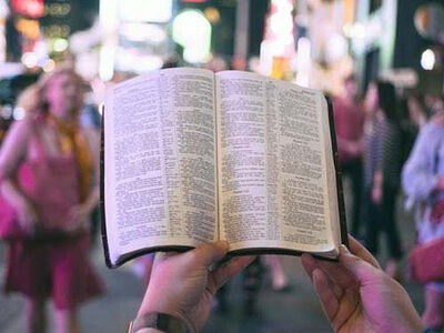 Регулярно читающих Библию американцев стало рекордно мало (опрос)