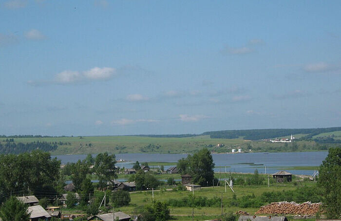 Βέρχνε-Τσούσοβσκι Γκοροντκί με θέα την μονή του Καζάν και αγίου Τρύφωνα πέρα από το ποτάμι