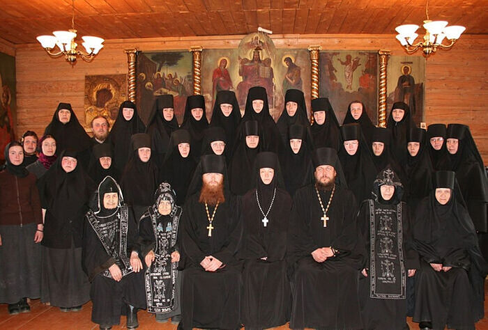 Η αδελφότητα και ιερείς της ιεράς μονής Καζάν και αγίου Τρύφωνα