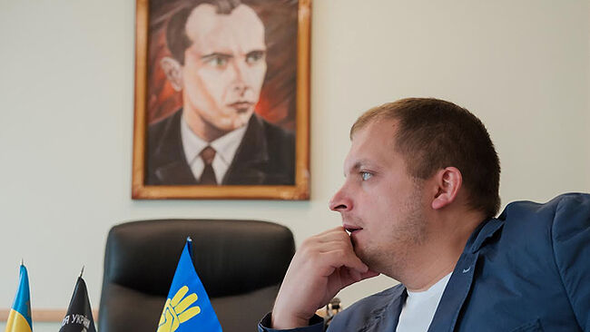 Maire Artem Semenikhin avec une photo du nazi ukrainien Stepan Bandera. Photo: fakty.com.ua