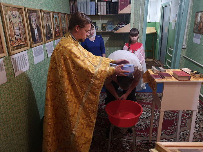 Священник Сергий Кузнецов в посёлке Белоярск провел заключительную огласительную беседу, после которой совершил таинство Крещения