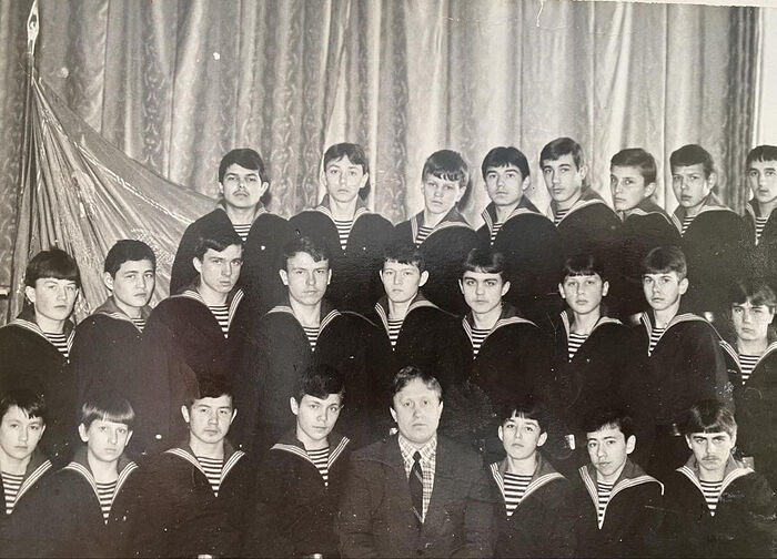 В мореходном училище. Сергей Капитан во втором ряду второй справа.
