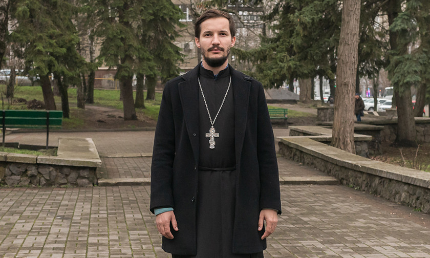 Ο πατέρας Μιχαήλ Κουζμένκο στο κέντρο της Σταυρούπολης. Ο ιερέας είναι αρκετά νέος, μόλις 29 ετών. Είναι απόφοιτος της Στρατιωτικής Σχολής Σουβόροφ του Τβερ και της Θεολογικής Σχολής της Σταυρούπολης. Η λήψη της φωτογραφίας έγινε κοντά από το ξυλουργείο, 