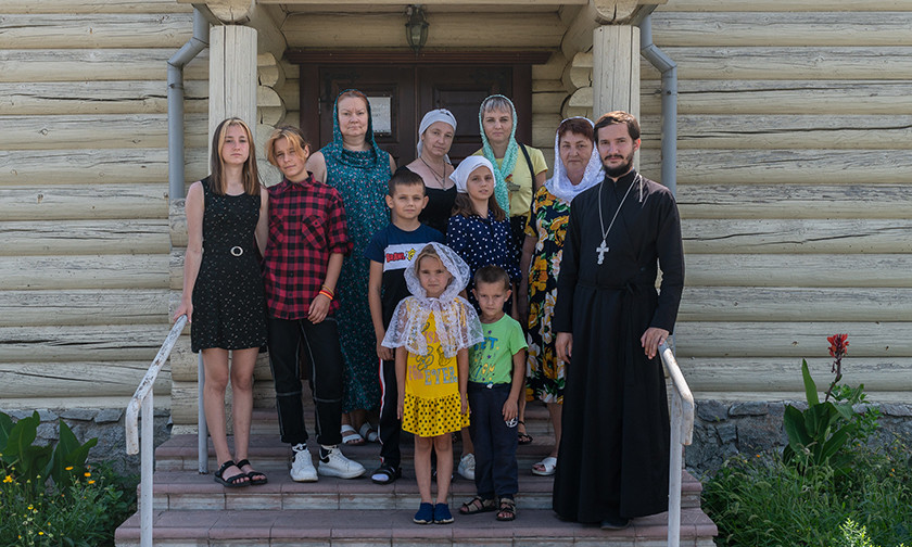 Ο παπάς του χωριού και οι ενορίτες του στην είσοδο του ναού. Αύγουστος 2021, χωριό Ζβέτνογιε, περιφέρεια της Σταυρούπολης.