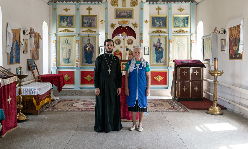 Ο πατήρ Μιχαήλ λειτουργεί σε δύο χωριά. Στο χωριό Ζβέτνογιε και στο χωριό Βρέβσκογιε. Χωριό Βρέβσκογιε, περιφέρεια της Σταυρούπολης, Αύγουστος 2021