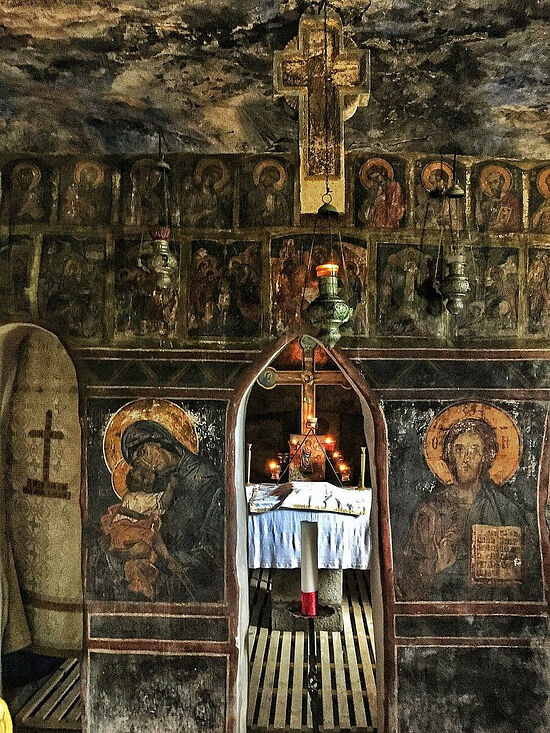 ​The iconostasis of the cave church at Cetățuia Negru Vodă Monastery. Photo: Ruxandra Chiurtu