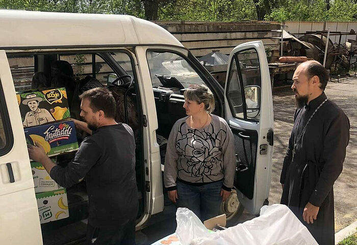 В Луганской епархии передали продукты и средства гигиены пострадавшим мирным жителям. Информационная сводка о помощи беженцам (от 13 мая 2022