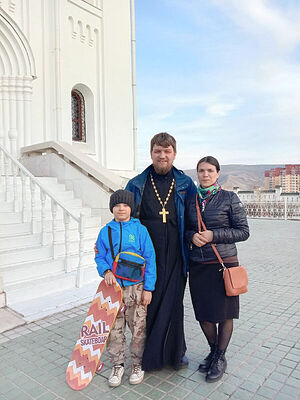 Священник Антон Гусев с матушкой Анастасией и сыном Тимофеем