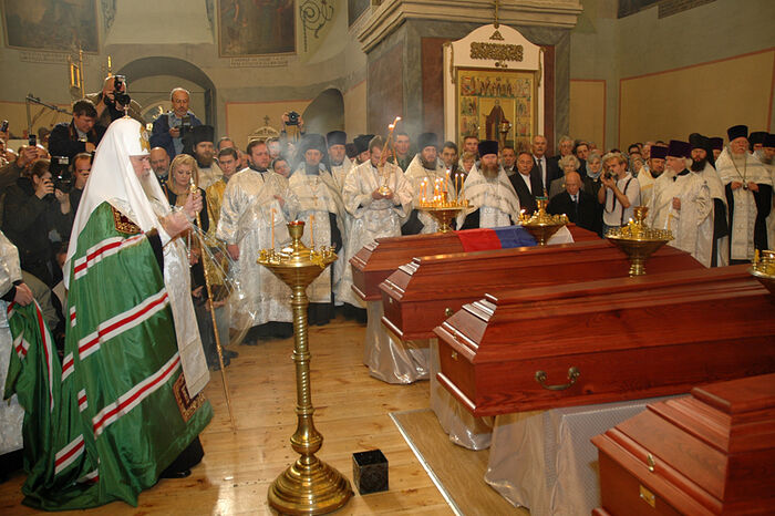 Церемония перезахоронения праха генерала Деникина и философа Ильина. Фото: patriarchia.ru