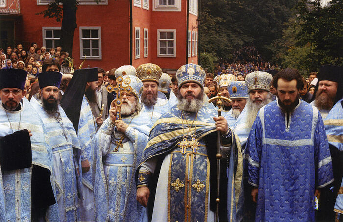 Ο Αρχιμανδρίτης Γαβριήλ (Στεμπλιούτσενκο) και ο αρχιμανδρίτης Ιωάννη (Κρεστιάνκιν) στην εορτή της Κοιμήσεως της Θεοτόκου, στη Μονή των Σπηλαίων του Πσκοβ