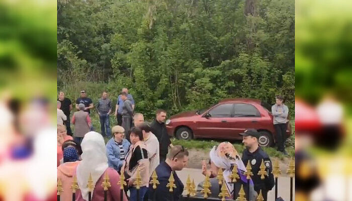 В Черняхове Кагарлыкского района Киевской области пытаются опечатать храм УПЦ