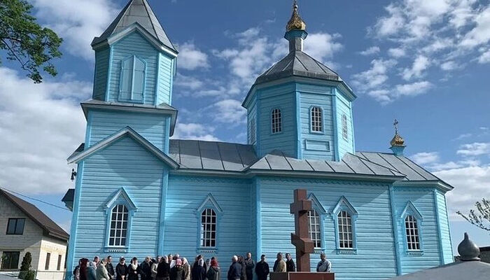 На Украине местные власти действуют по рейдерским схемам – “переводят” силой храмы УПЦ