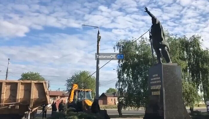 Στο Χάρκοβο κατέστρεψαν το μνημείο του Αγίου Αλεξάνδρου Νέβσκιϊ. Φωτογραφία: screenshot από βίντεο