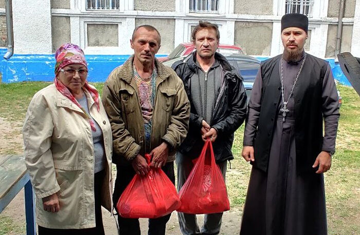 Передача гуманитарной помощи беженцам от Луганской епархии
