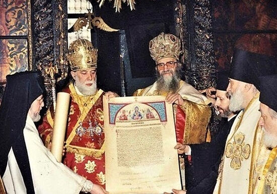 Georgian Patriarch Ilia II receives a tomos of the recognition of Georgian Church autocephaly from Patriarch Demetrios of Constantinope on March 23, 1990. Photo: johnsanidopoulos.com
