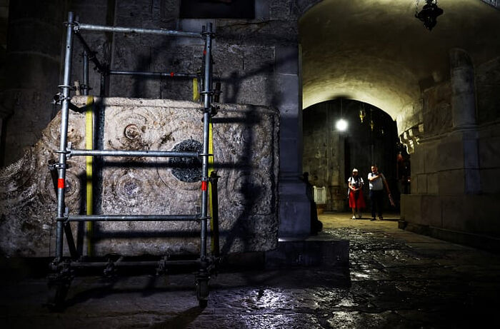 Каменная плита, которая, возможно, была частью главного престола храма Гроба Господня эпохи крестоносцев. Фото: Ронен Звулун/Reuters