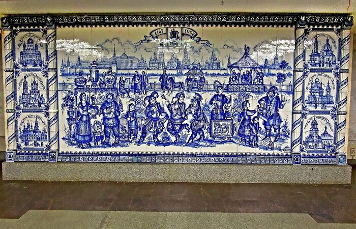 Gzhel panel, “Fair in Zamoskvorechye.” The decoration of the southern lobby of VDNKh Metro Station is a ceramic Gzhel panel, “Fair in Zamoskvorechye.” The authors are artists M.V. Podgornaya and A.V. Tsaregorodtsev.