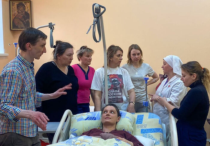 Слушатели под руководством преподавателей Учебного центра Больницы Святителя Алексия учатся ухаживать за лежачими больными