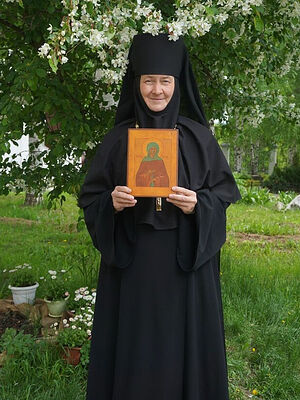 Игуменья Ксения (Ощепкова) с иконой святой блаженной Ксении Петербургской