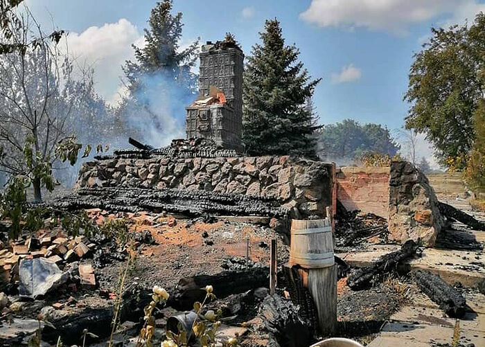 При обстреле сгорел скит Святогорской Лавры, повреждены 4 храма и монастырь Горловской епархии