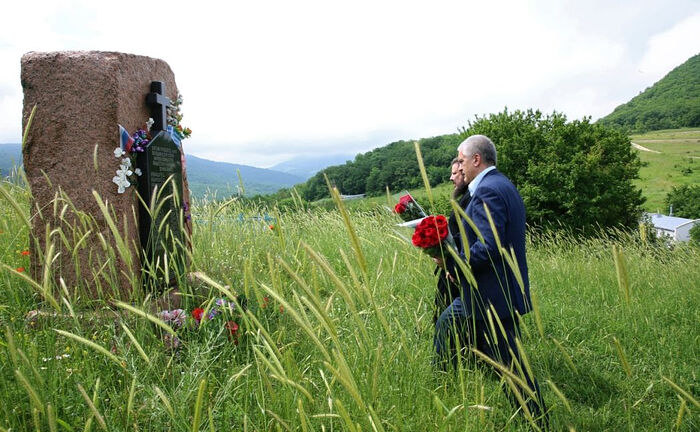 Глава Республики Крым С.В. Аксенов и епископ Каллиник возлагают цветы к памятнику убиенным в селе Лаки