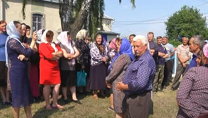 Parishioners of the UOC of the village of Chernizh in Volhynia argue the right to pray in their own church