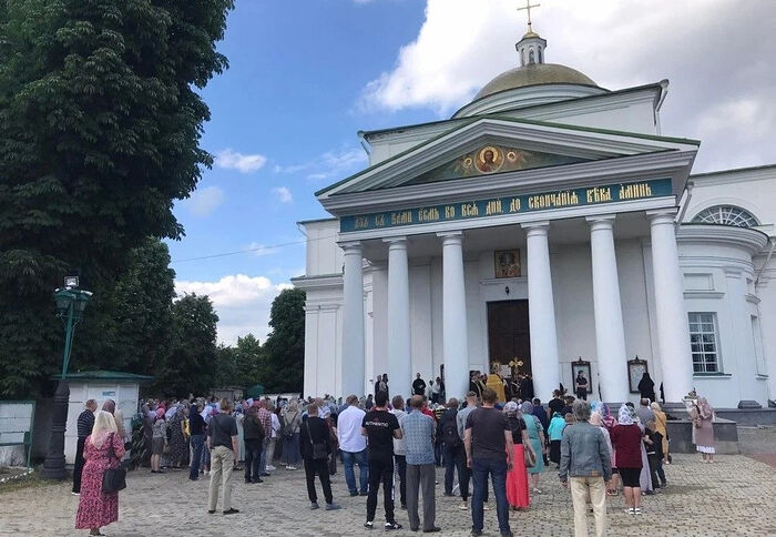 Священники и верующие Белой Церкви после запрета УПЦ депутатами вышли на молитвенное стояние