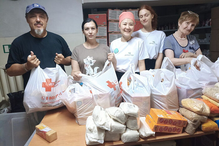 Помощь в фасовке продуктов в центре гуманитарной помощи Ростовской епархии оказывают волонтеры