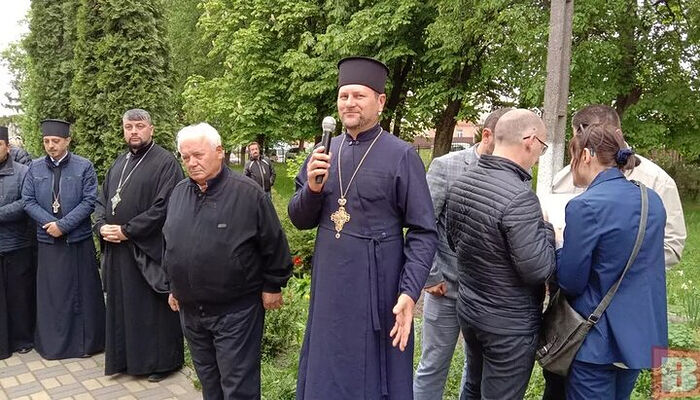 Gathered to transfer canonical parish to the schismatic OCU in Khmelnitsky. Photo: vsim.ua