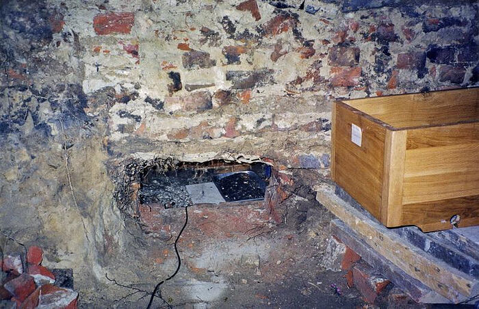 You can see the opening in the lower part of the crypt through which the work was carried out