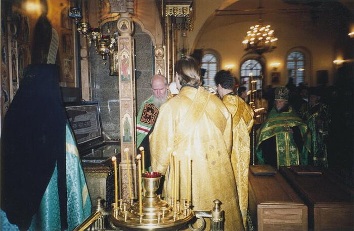 Patriarch Alexei II venerates the holy relics of St. Ambrose and the other newly uncovered relics of the Optina Elders