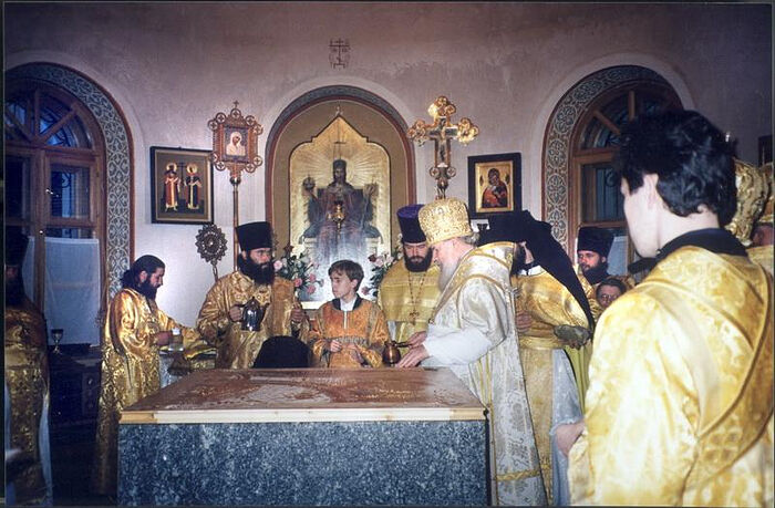 Patriarch Alexei consecrated the altar in the newly-built Church of the Vladimir Icon of the Mother of God. The altar is made of monolithic granite weighing six tons.